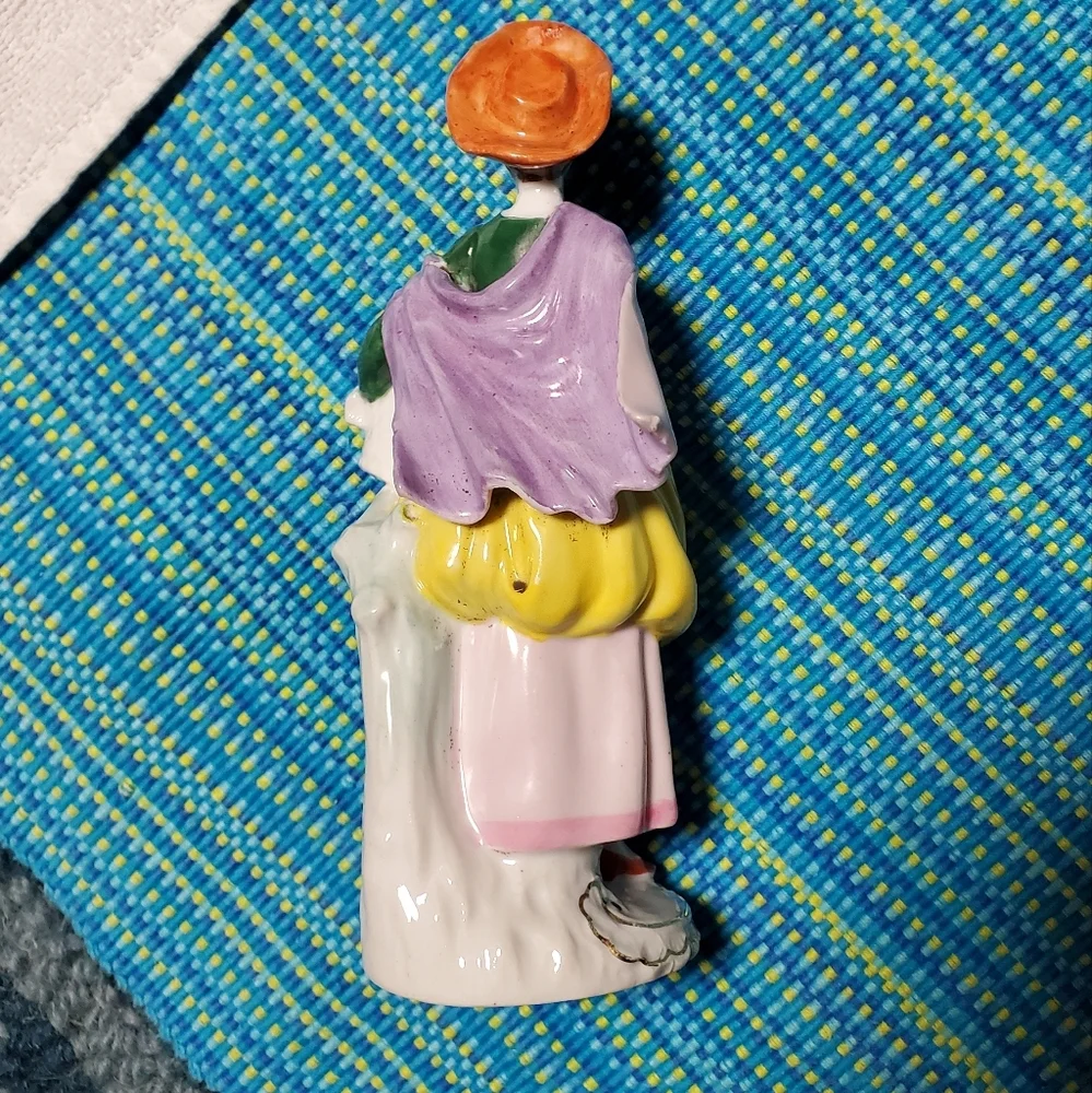 Vintage Porcelain Lady with Flower Basket - Picture 5 of 8